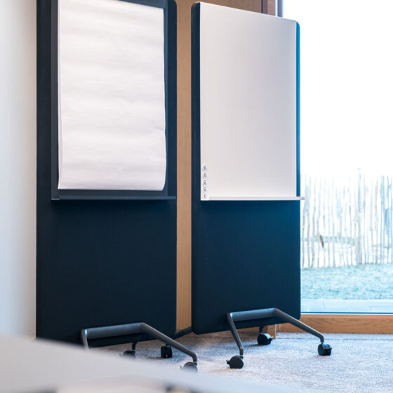 Mobiler Flipchart und Whiteboard im Konferenzraum, ideal für Präsentationen und Meetings.