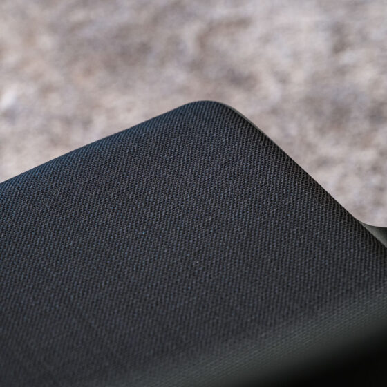 Nahaufnahme eines schwarzen Stoffes auf einem Sitz, detailreiche Textur.