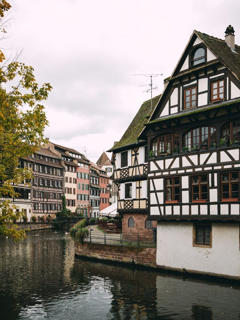 Historische Fachwerkhäuser am Fluss in einer malerischen europäischen Stadt.