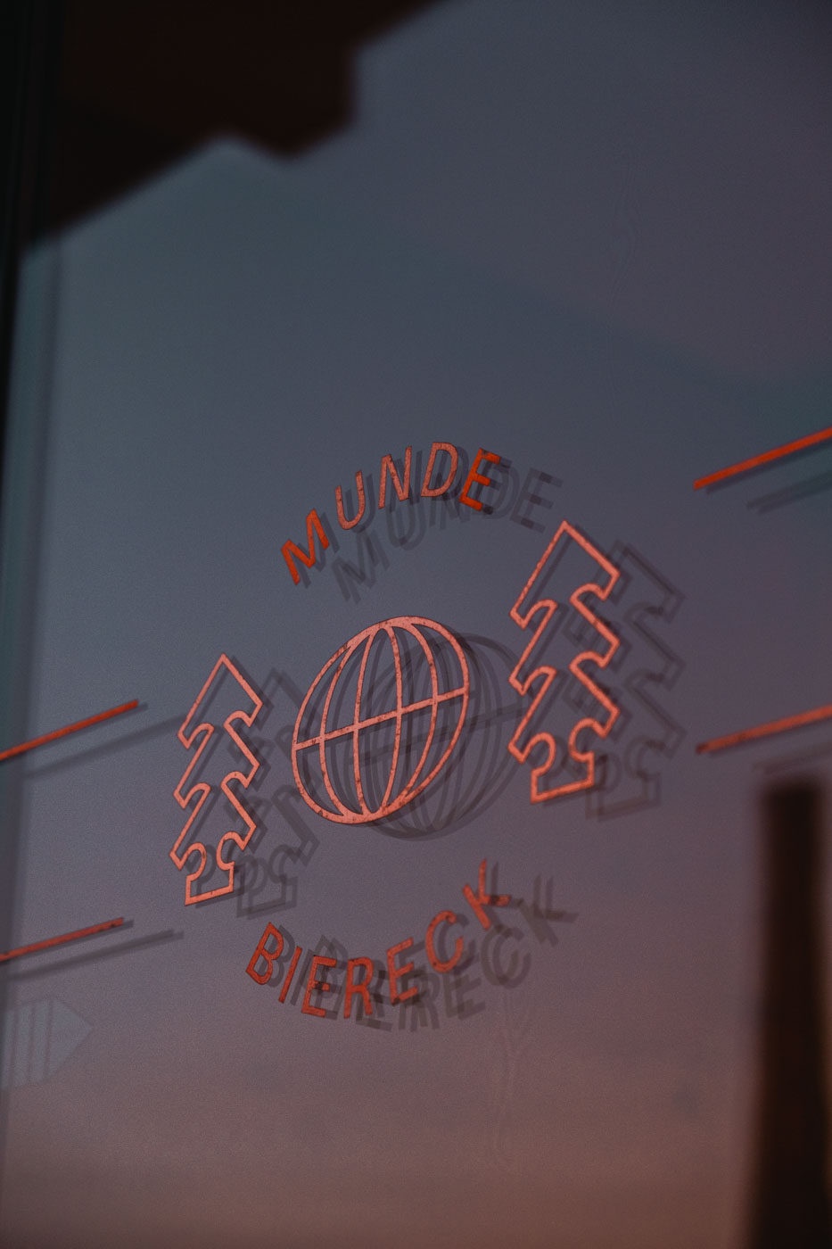 Neon-Schild mit Weltkugel, Baum und Text "Munde Bierdeck".