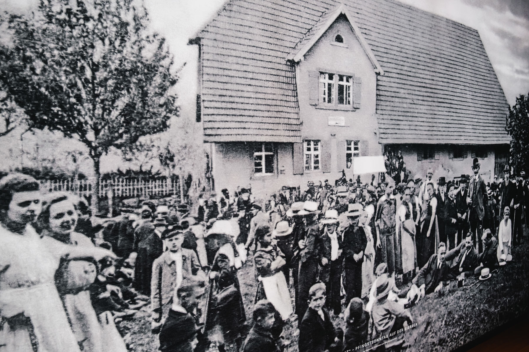 Historisches Foto mit Kindern und Erwachsenen vor einem Haus am Pfingstsonntag auf der Bieleck.
